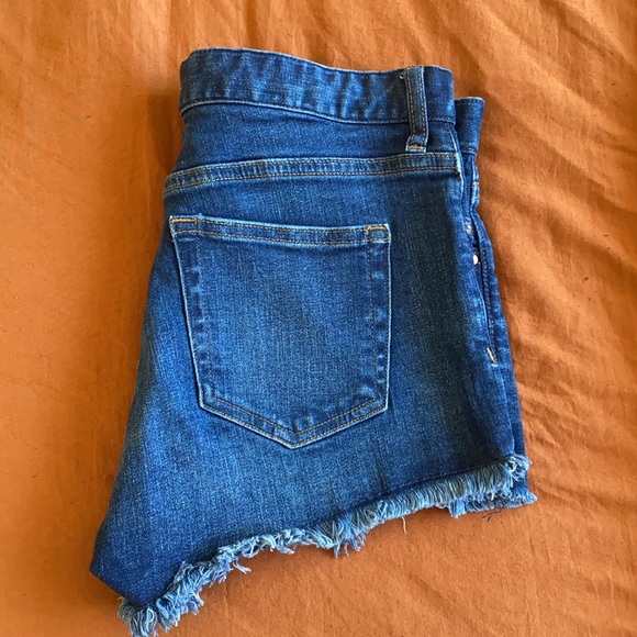 Dark wash Jean shorts lightly distressed - Picture 3 of 4
